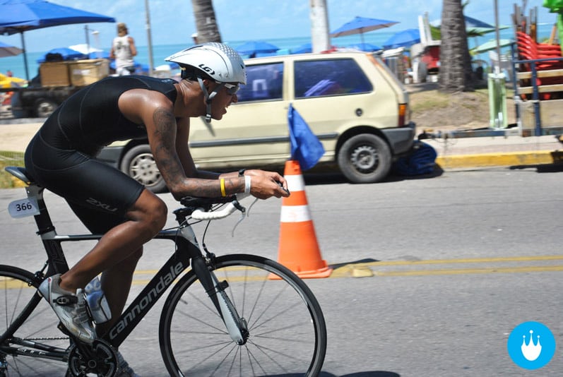 André Valongueiro pedalando sua bicicleta no Campeonato Alagoano de Triathlon