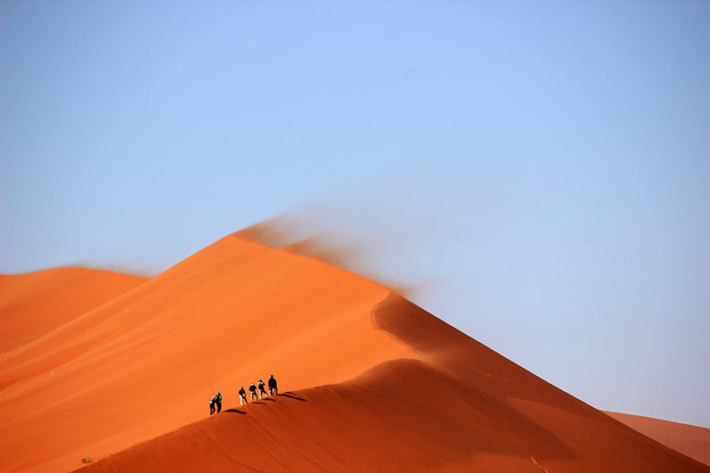 Homens caminhando no deserto