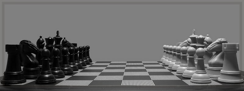 Peças e xadrez em um tabuleiro.